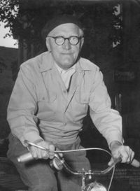 Walter Rütt auf seinem Fahrrad im September 1954
