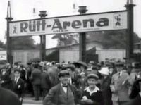Der Eingang zur Rütt-Arena wird belagert